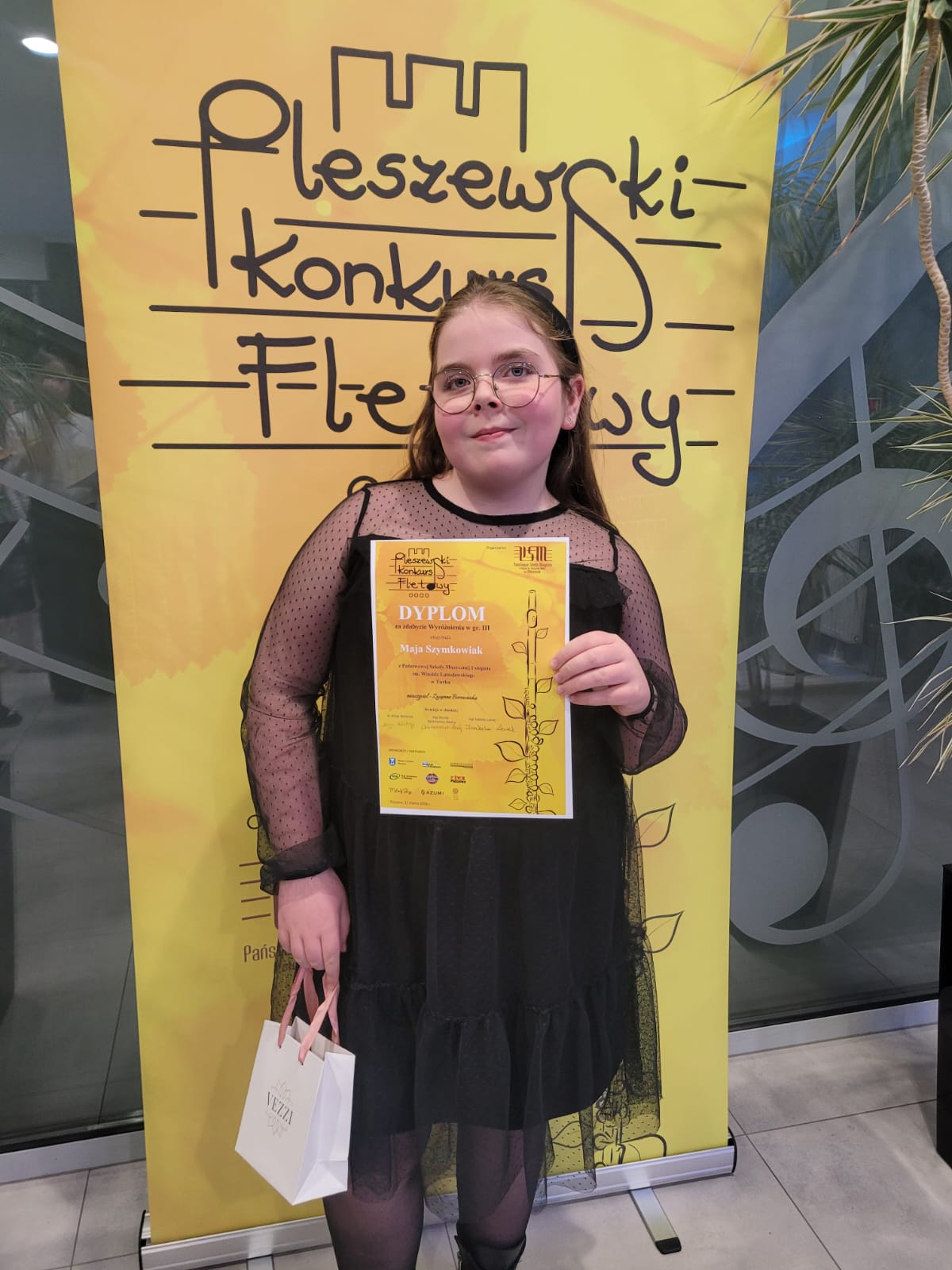 uczennica z dyplomem