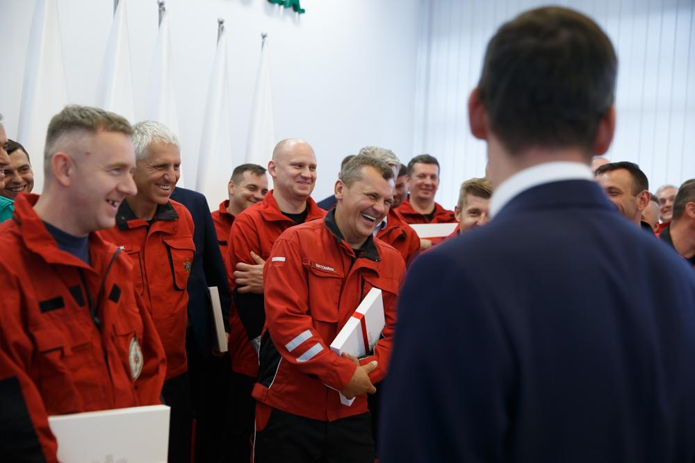 Ratownicy i premier Mateusz Morawiecki.