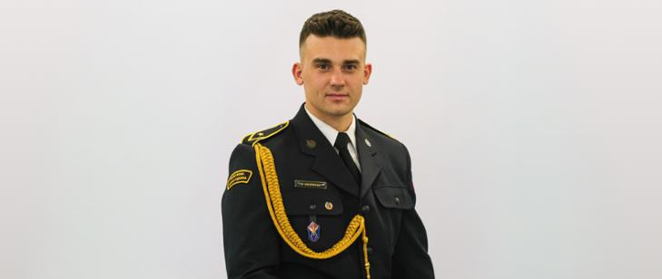 Zdjęcie przedstawia funkcionariusza Państwowej Straży Pożarnej