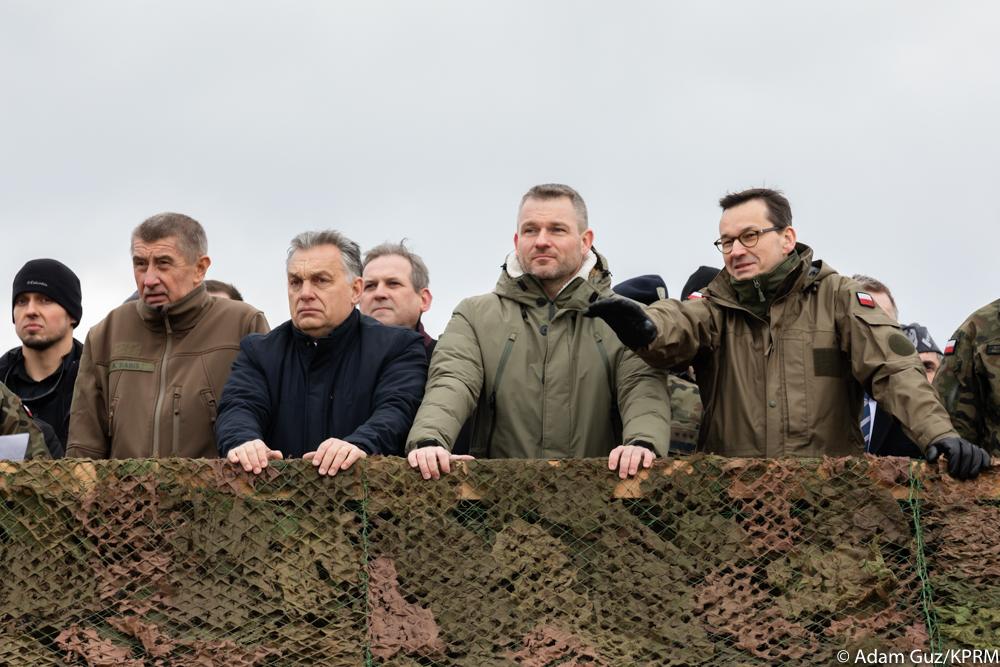 Premier Mateusz Morawiecki (po prawej), premier Słowacji, premier Węgier i premier Czech oglądają pokaz wojskowy.