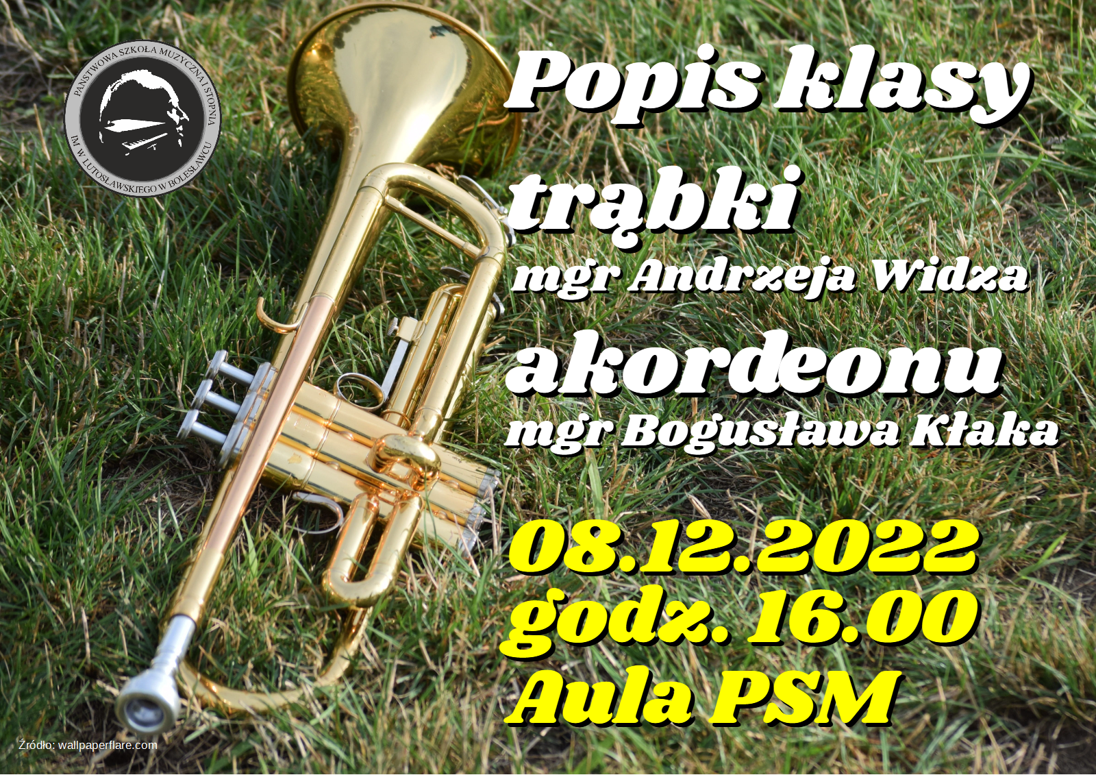 Zdjęcie przedstawiające trąbkę leżącą na trawniku z białymi i żółtymi napisami o treści: "Popis klasy trąbki Andrzeja Widza i akordeonu Bogusława Kłaka odbędzie się 8 grudnia 2022 r. o godz. 16.00 w auli PSM".