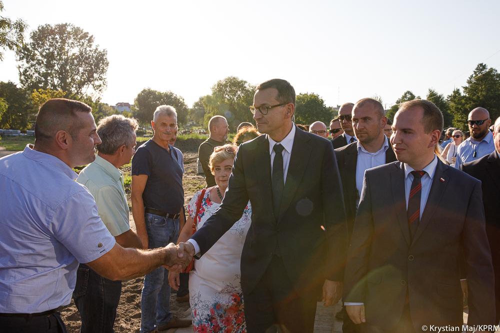Premier wita się z ludźmi w Grajewie.