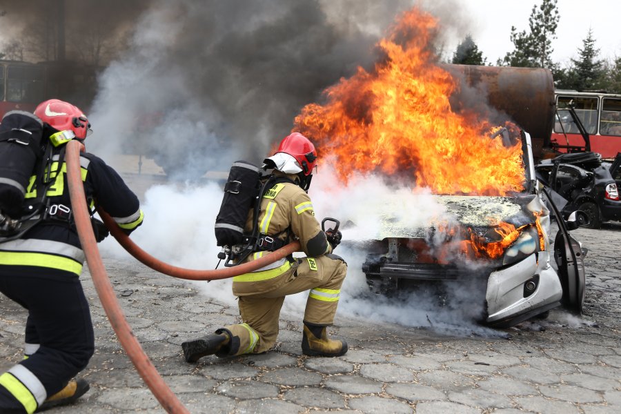 Akcja gaśnicza - gaszenie samochodu osobowego