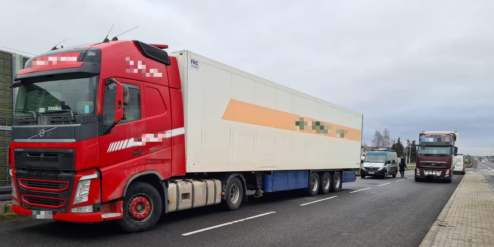 Zagraniczne ciężarówki zatrzymane do kontroli przez patrol ITD koło Grójca.
