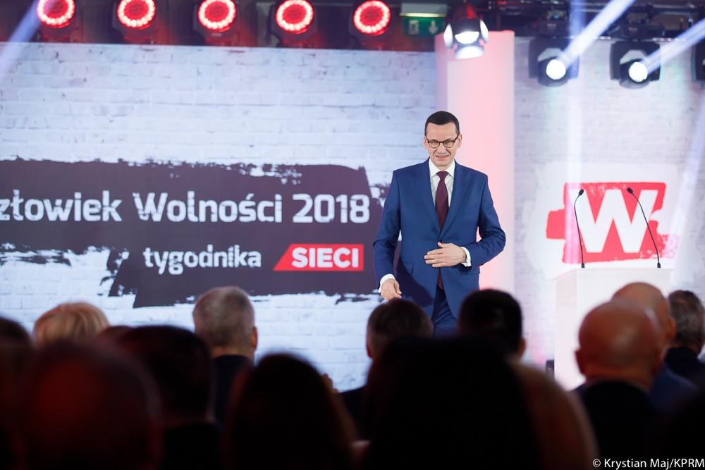 Premier Mateusz Morawiecki przemawia do siedzących naprzeciwko uczestników gali.