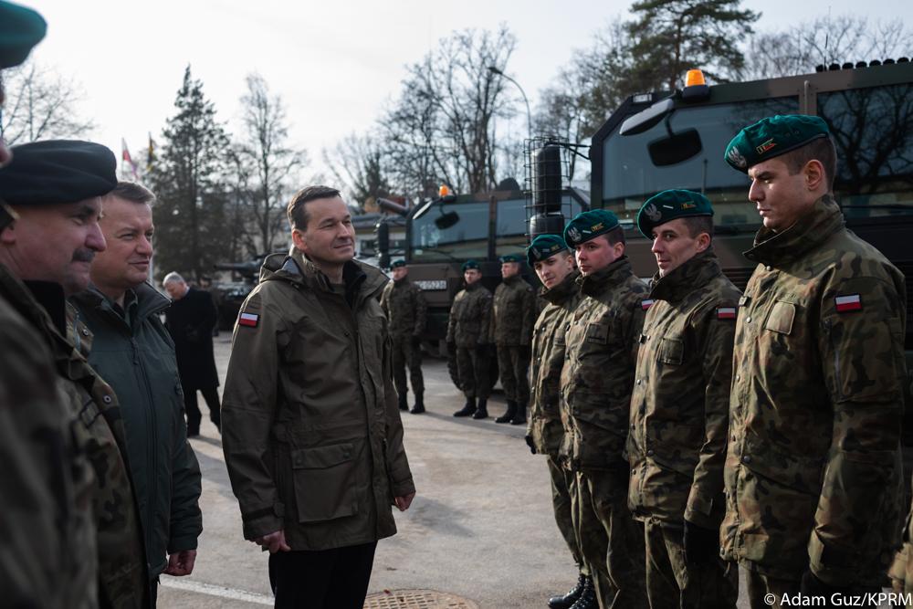 Premier Mateusz Morawiecki rozmawia z żołnierzami z 1. Warszawskiej Brygady Pancernej.