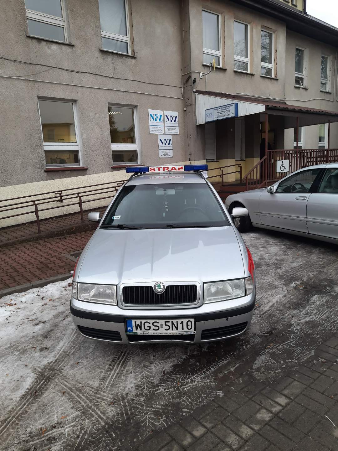 Samochód OSP Sanniki przed punktem szczepień