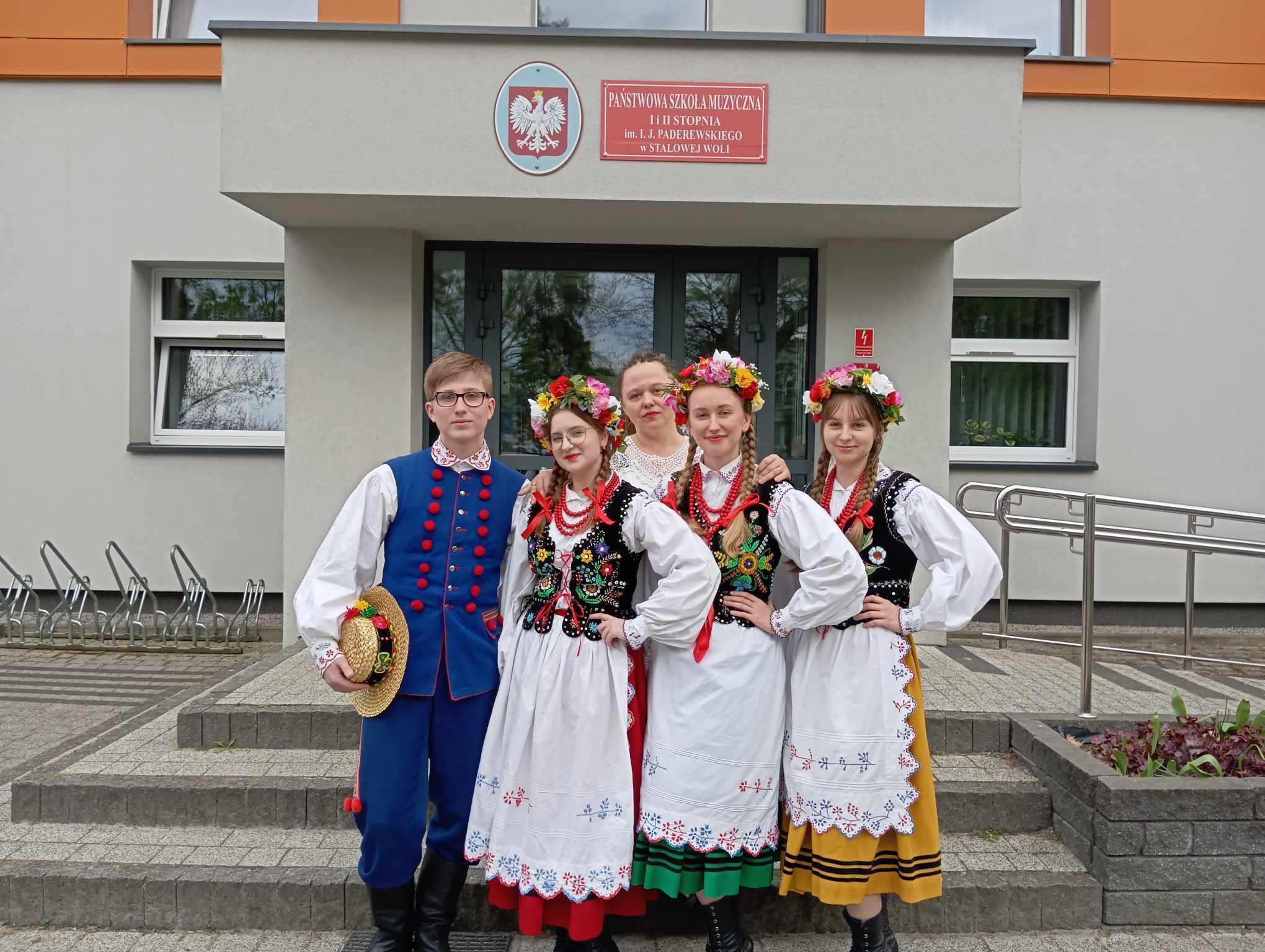 V Ogólnopolski Konkurs Folklorystyczny-Inspiracje folklorystyczne w muzyce artystycznej. Uczniowie biorący udział w konkursie z nauczycielką.