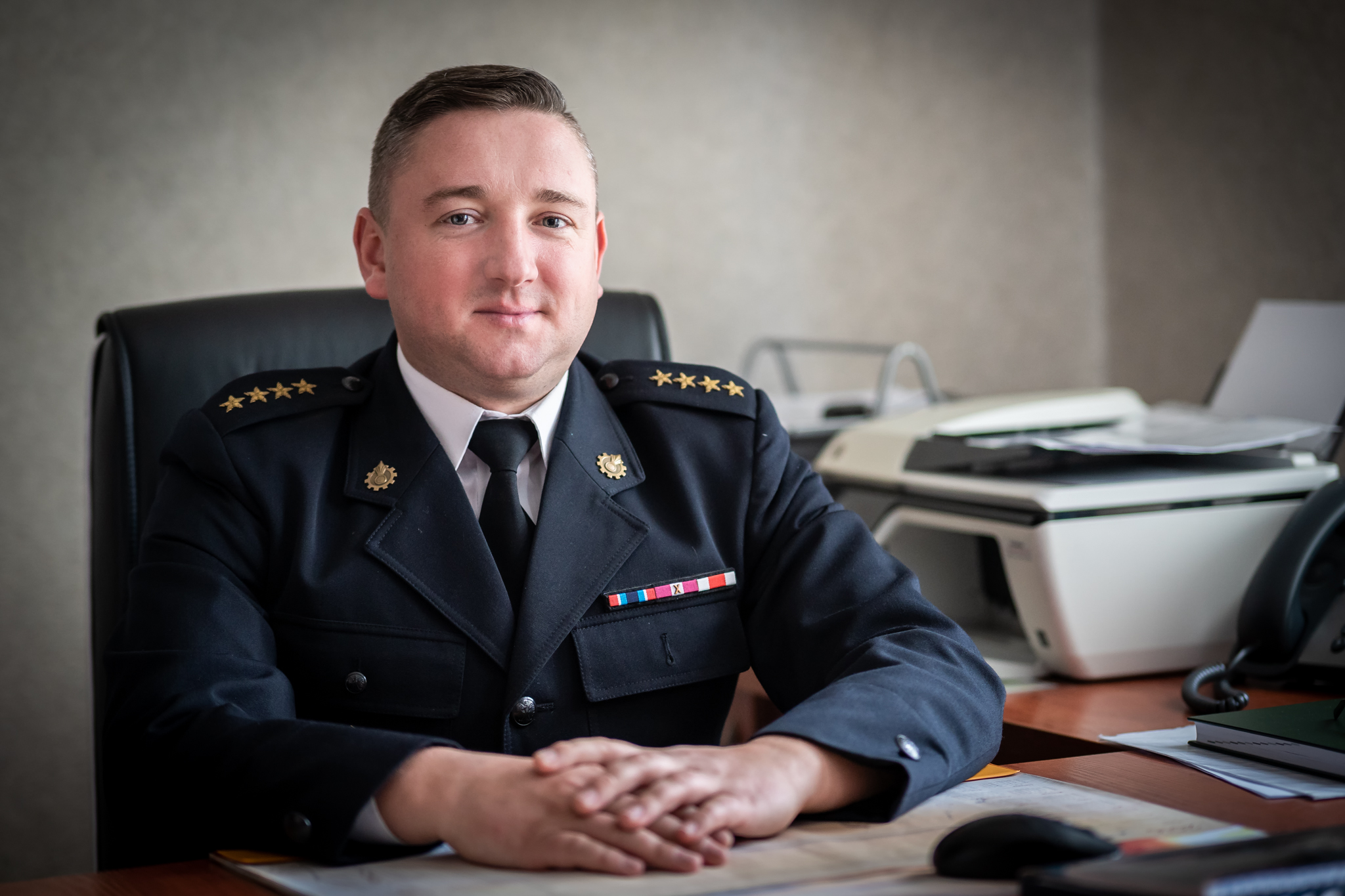 Zdjęcie przedstawia st.kpt. mgr inż. Sylwestra Norwińskiego - Dowódcę Jednostki Ratowniczo - Gaśniczej w Koluszkach