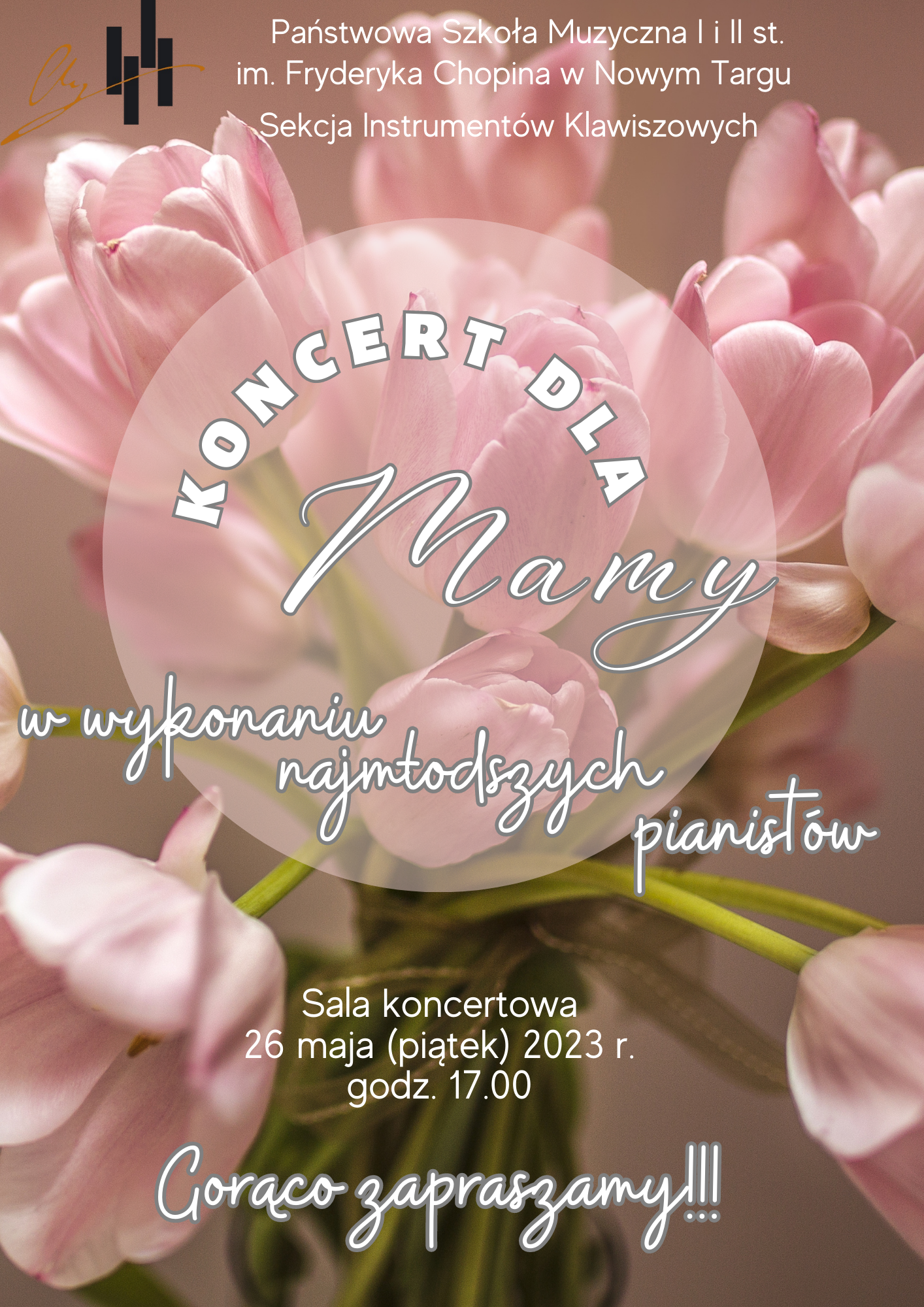 Tło plakatu to zdjęcie różowych tulipanów związanych w bukiet. W lewym górnym rogu logo szkoły, obok na środku pełna nazwa szkoły oraz nazwa sekcji organizującej koncert. Na środku w okręgu pełna nazwa koncertu oraz kto w nim uczestniczy. Na samym dole data, miejsce oraz godzina koncertu. Na samym dole zaproszenie na koncert.