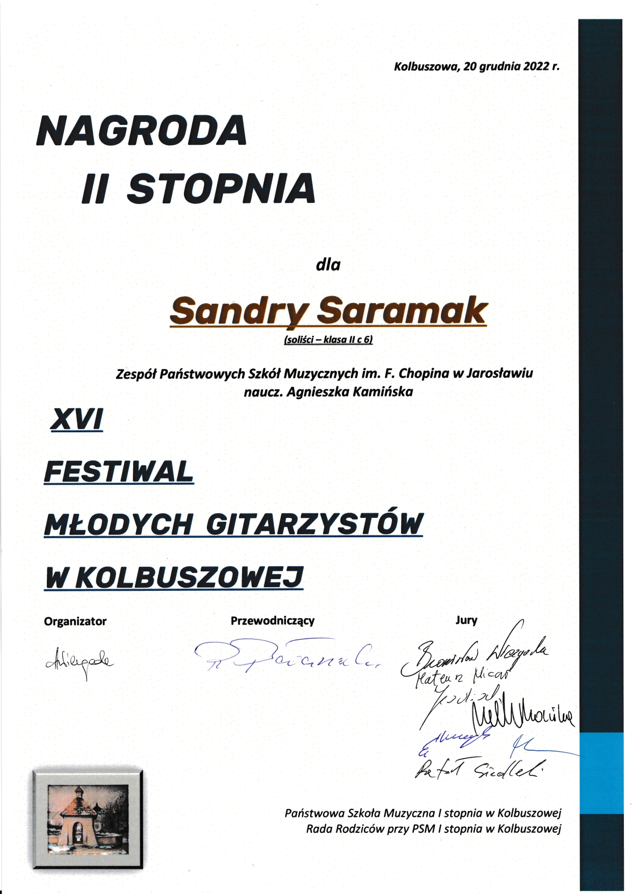 yplom na białym tle czarnymi literami napis: Nagroda II stopnia dla Sandry Saramak XVI Festiwal Młodych Gitarzystów w Kolbuszowej. Poniżej podpisy członków Jury