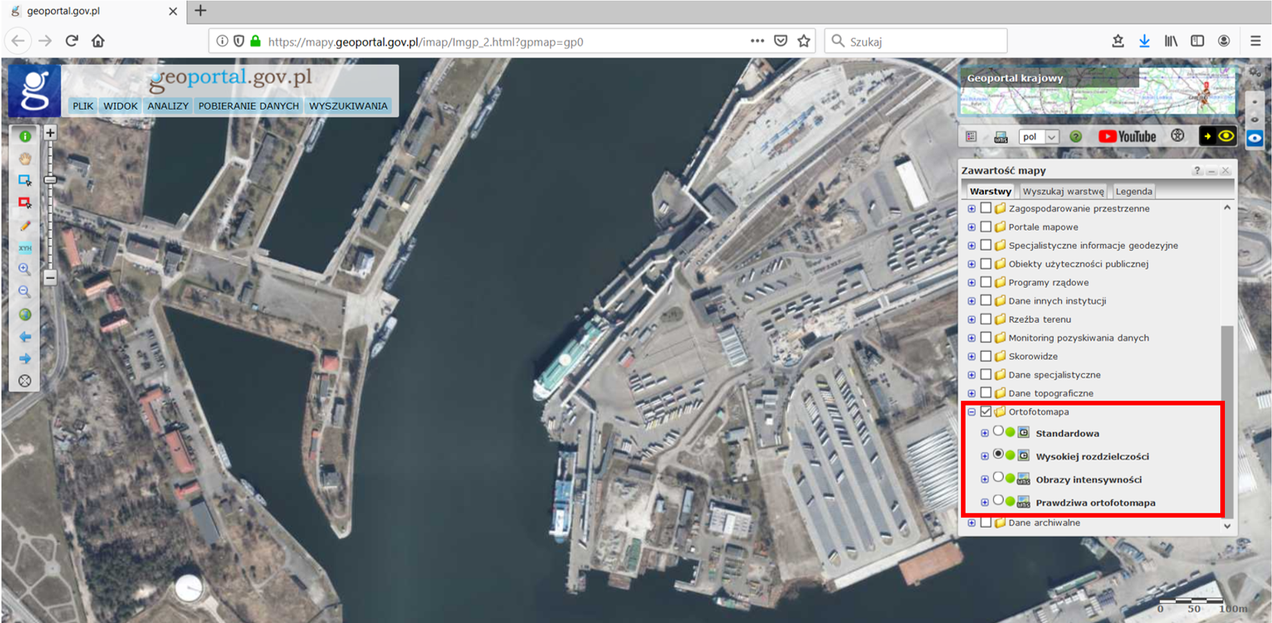 Ilustracja przedstawia zrzut ekranu z serwisu www.geoportal.gov.pl przedstawiający miasto Świnoujście w usłudze Ortofotomapa HR