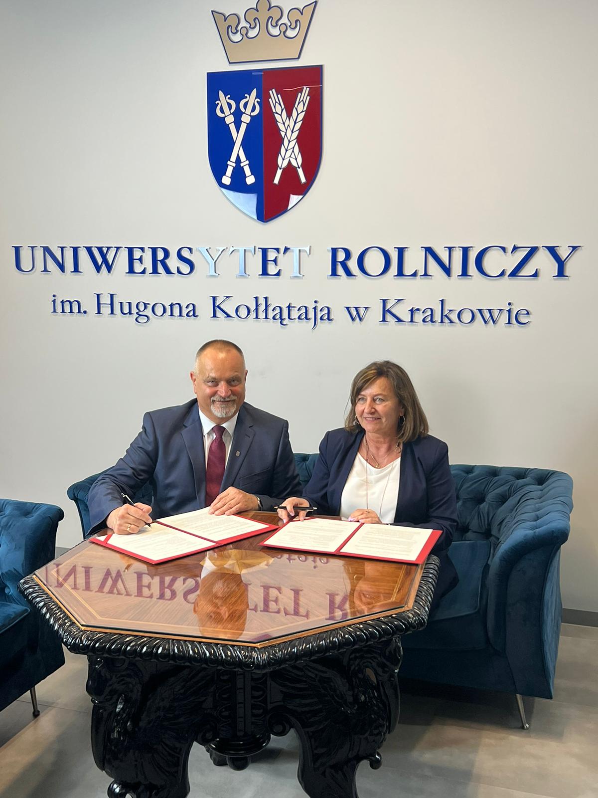 Podpisanie porozumienia pomiędzy Głównym Geodeta Kraju Alicją Kulką a Uniwersytetem Rolniczym im. Hugona Kołłątaja w Krakowie reprezentowanym przez rektora dr. hab. inż. Sylwestra Tabora, prof. URK