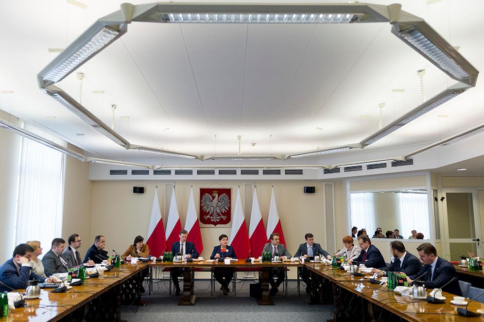 Siedzący przy stole członkowie Komitetu Społecznego RM na posiedzeniu.