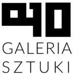Logo. Na białym tle czarne znaki A10 w niekonwencjonalnym układzie. Pod znakami napis Galeria sztuki pisane dużymi, czarnymi literami.