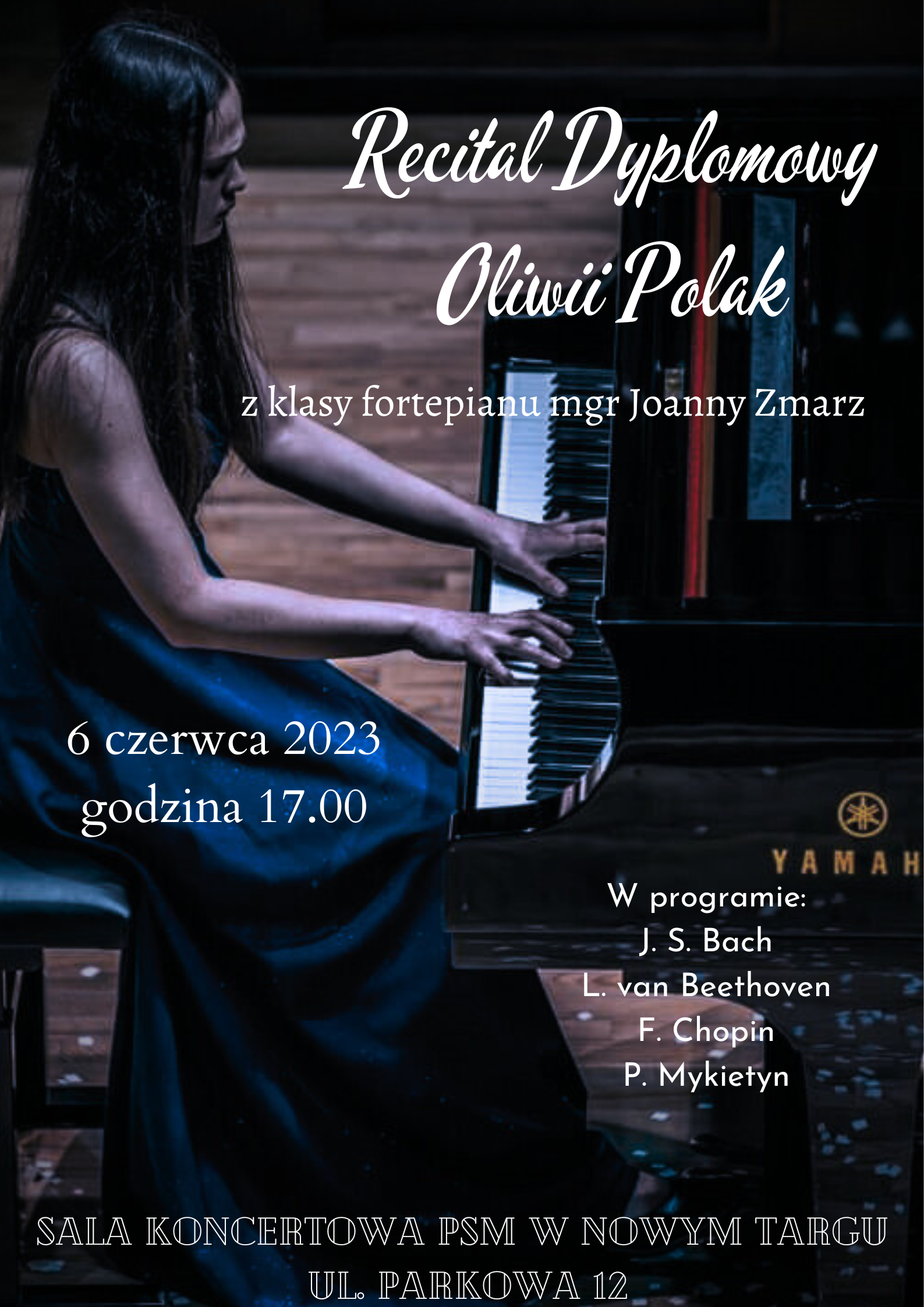 Plakat to zdjęcie grającej recital. Uczennica siedzi na ławie fortepianowej w długiej granatowej sukni i gra w wielkim skupieniu na fortepianie. Zdjęcie zrobione jest na scenie sali koncertowej. W górnym prawym rogu pełna nazwa recitalu, następnie dane nauczycielki. W dolnej części plakatu czas i miejsce wydarzenie oraz program recitalu.
