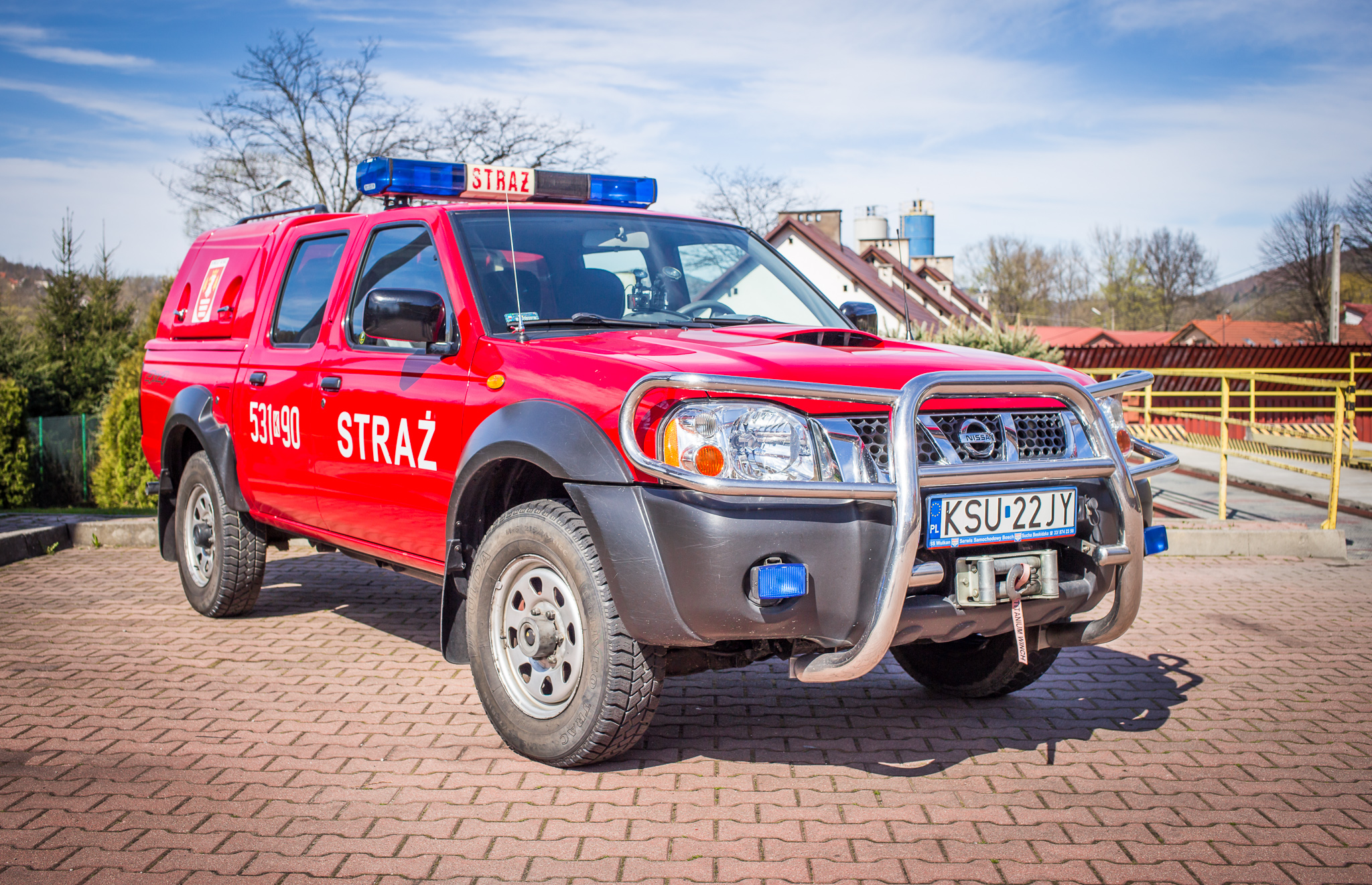 Zdjęcie przedstawia samochód ratowniczo - rozpoznawczy na podwoziu Nissan Pickup