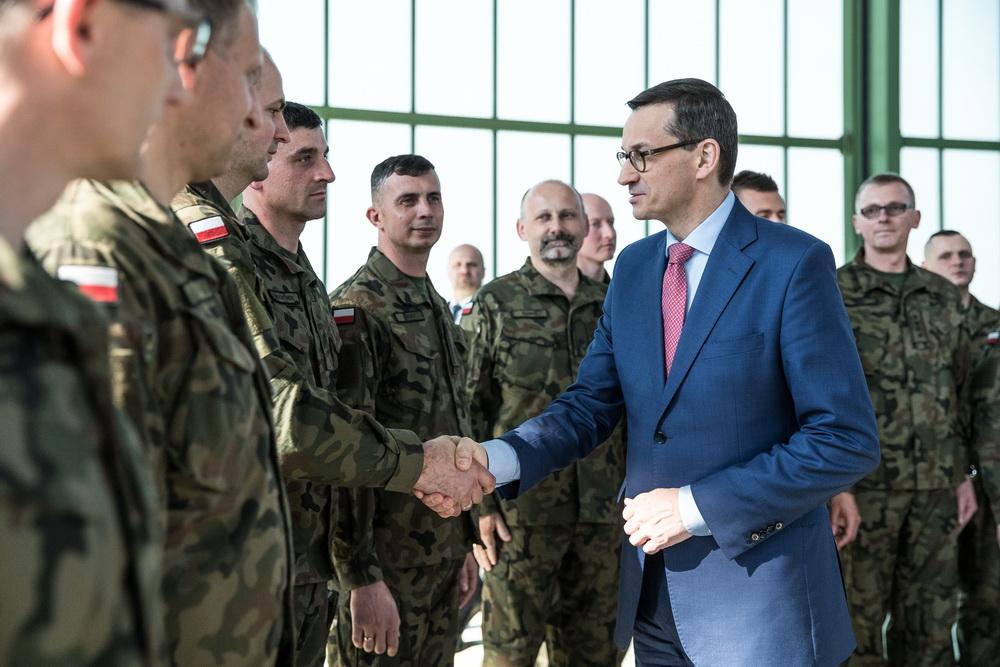 Premier Mateusz Morawiecki wita się z żołnierzami.