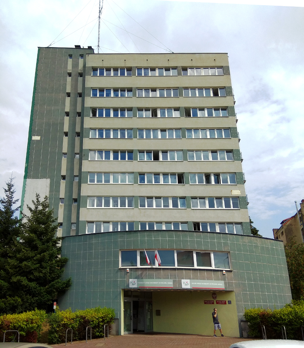 ​Wieżowiec z wejściem głównym