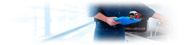 pracownik kontrolujący kran 