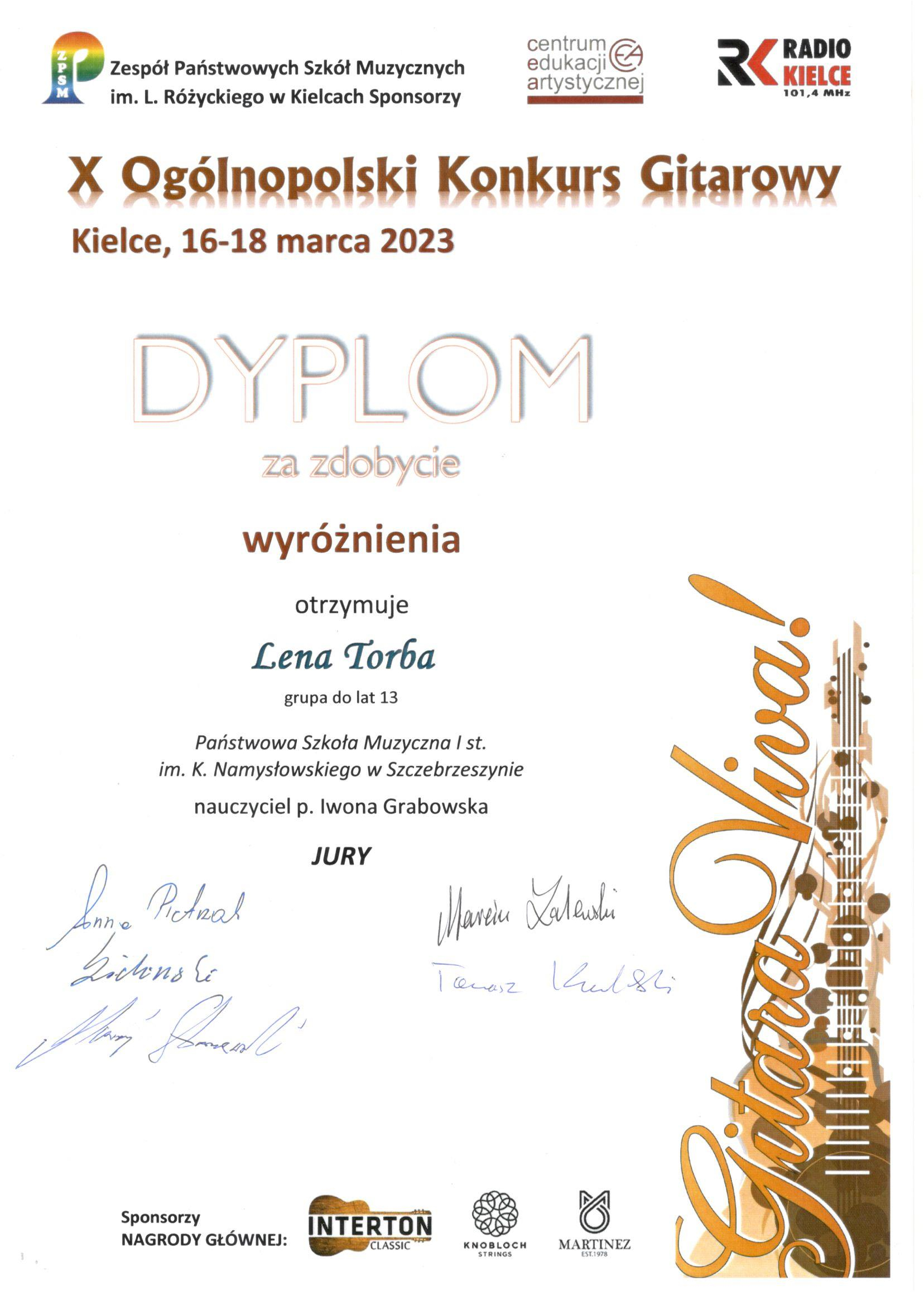 Na biały tle u góry logo Zespołu Szkół Muzycznych w Kielcach, logo Centrum Edukacji Artystycznej oraz radia Kielce. Pod spodem napis: X Ogólnopolski Konkurs Gitarowy Kielce, 16 – 18 marca 2023 Dyplom za zdobycie wyróżnienia otrzymuje Lena Torba grupa do lat 13 Państwowa Szkoła Muzyczna I st. Im. K. Namysłowskiego w Szczebrzeszynie nauczyciel p. Iwona Grabowska. Pod spodem podpisy Jury oraz loga sponsorów nagrody głównej: Interton Classic, Knobloch Strings, Martinez. Po prawej Stronie ozdobny napis Gitara Viva oraz rysunek kolorowy gitary. 