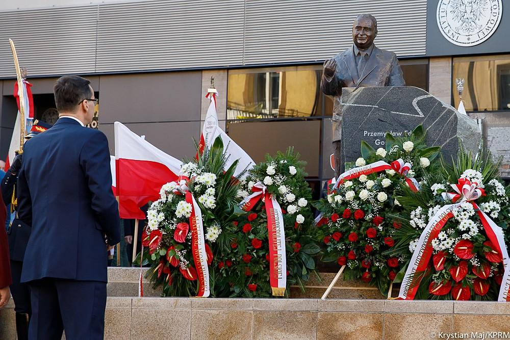 Premier stoi przed pomnikiem śp. Przemysława Gosiewskiego.