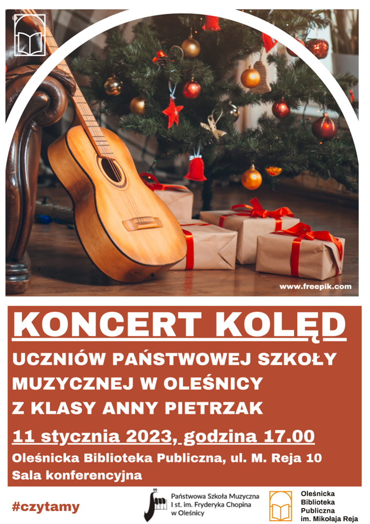 Na zdjęciu pośrodku ustrojona choinka, pod nią leżą prezenty i oparta o fotel gitara. Poniżej informacja: Koncert kolęd uczniów Państwowej Szkoły Muzycznej w Oleśnicy z klasy Anny Pietrzak, 11 stycznia 2023 r. godzina 17:00, Oleśnicka Biblioteka Publiczna ul. Mikołaja Reja 10, sala konferencyjna. Na dole plakatu #czytamy, logo szkoły muzycznej w Oleśnicy i Oleśnickiej Biblioteki Publicznej im. Mikołaja Reja.