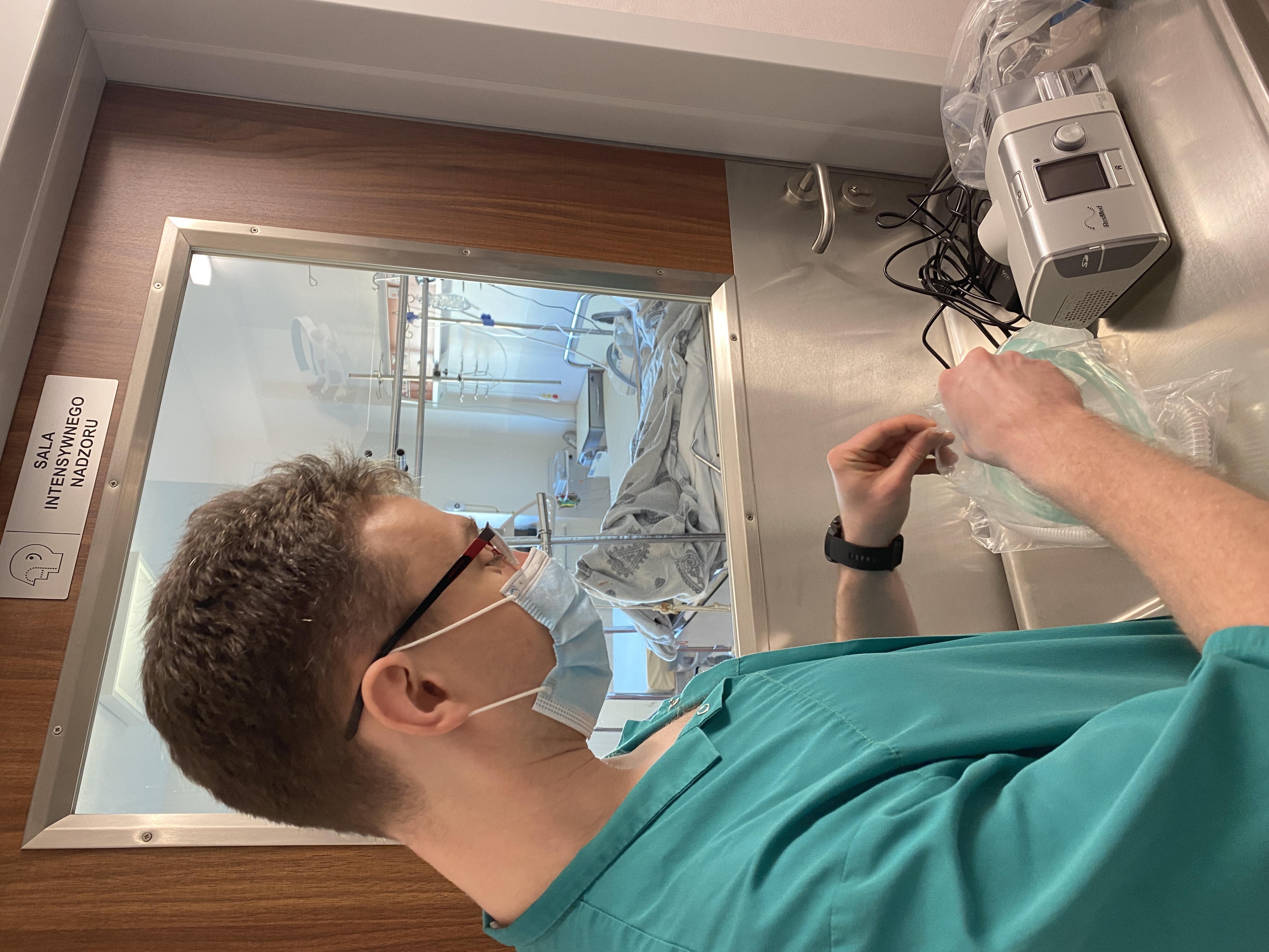 Przygotowania aparatury medycznej w postaci pompy BiPAP i HFNT przed przystąpieniem do leczenia chorej z niewydolnością oddechową w przebiegu zakażenia SARS-CoV-2 zgodnie z „Procedurą zastosowania BiPAP w leczeniu COVID-19” 