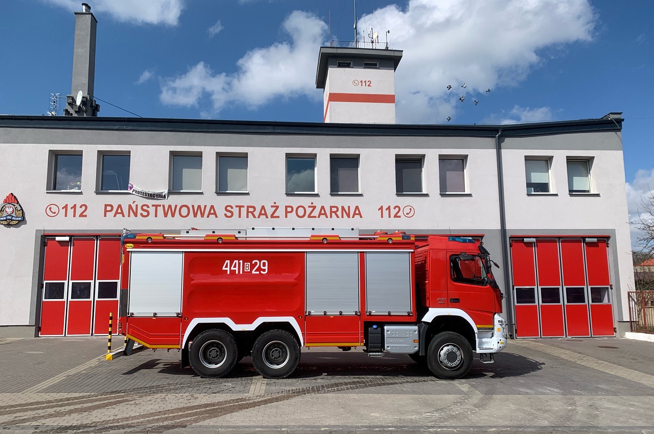 Na zdjęciu widoczny jest ciężki samochód pożarniczy na wyposażeniu JRG Kolno