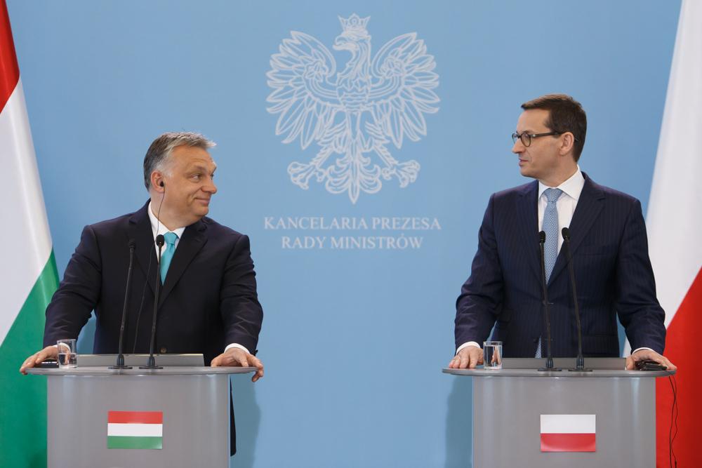 Premier Viktor Orban i premier Mateusz Morawiecki przy mównicach na konferencji.