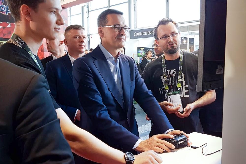 Premier Mateusz Morawiecki przy komputerze.