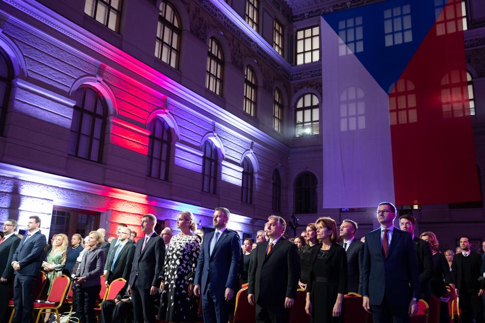 Uczeststnicy ceremonii 30. rocznicy Aksamitnej Rewolucji.