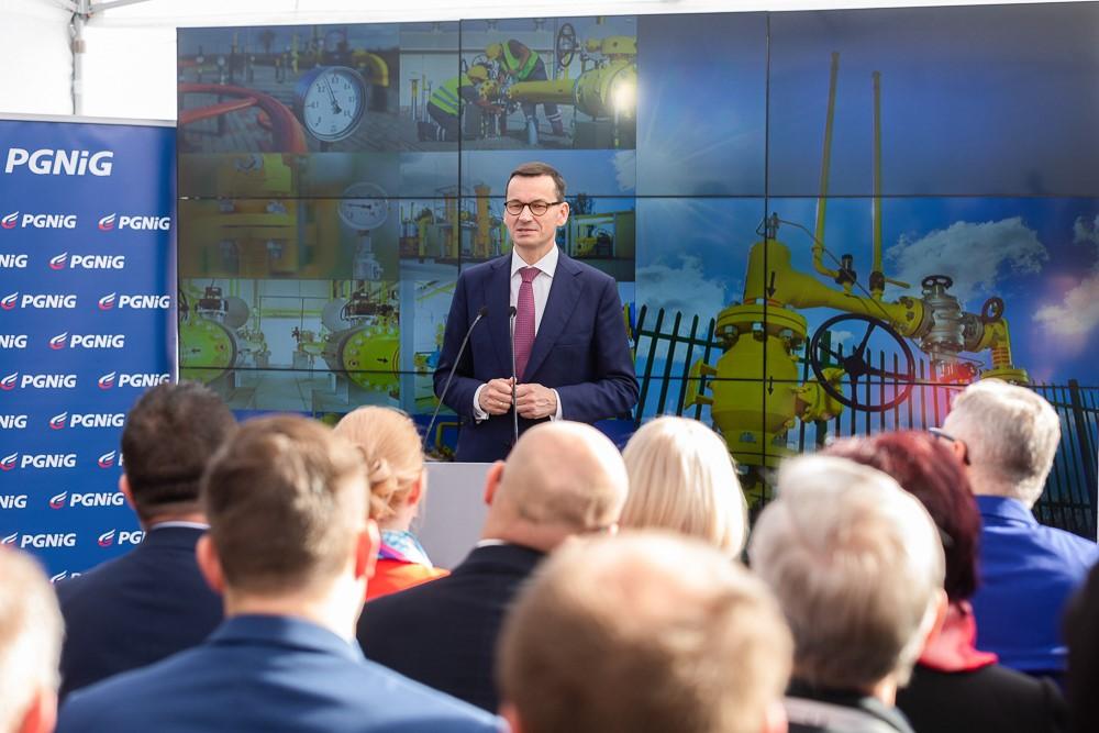 Premier Mateusz Morawiecki, a w tle prezentacja planu gazyfikacji.
