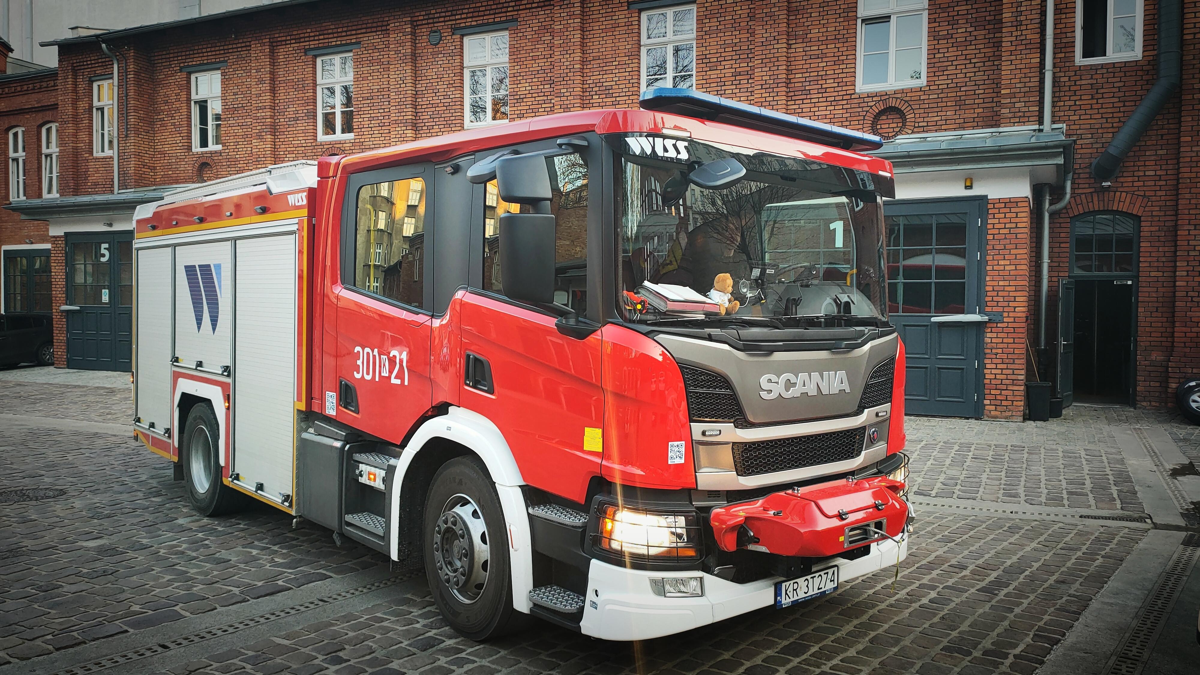 Zdjęcie przedstawia widok samochodu na tle garaży JRG 1