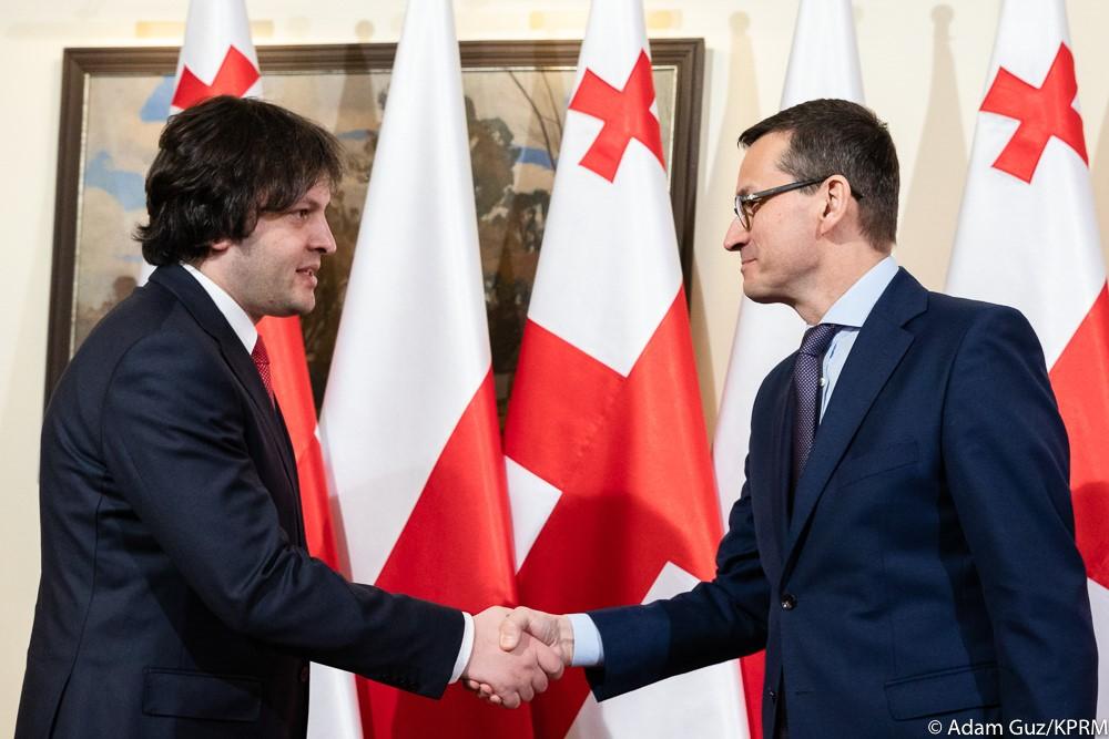 Premier Mateusz Morawiecki (po prawej) wita się z Przewodniczącym Parlamentu Gruzji Iraklim Kobakhidze.