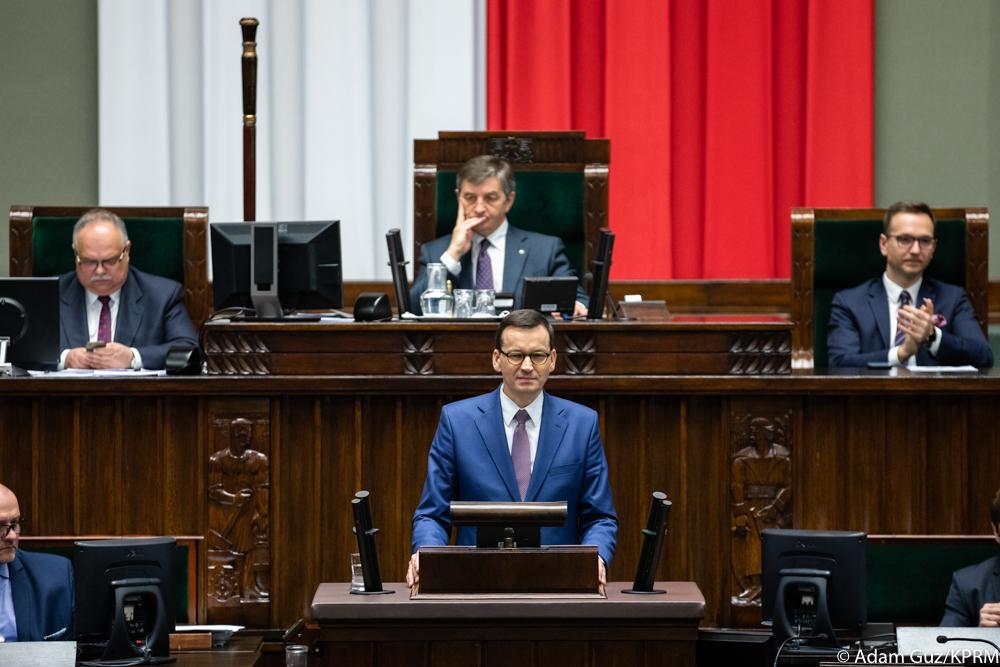 Premier Mateusz Morawiecki podczas przemówienia w Sejmie.