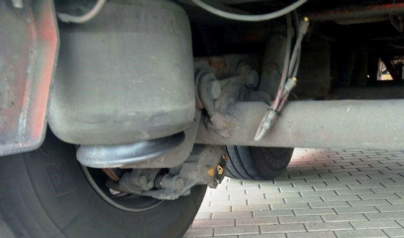 Odłączone przewody hamulcowe przy kole.