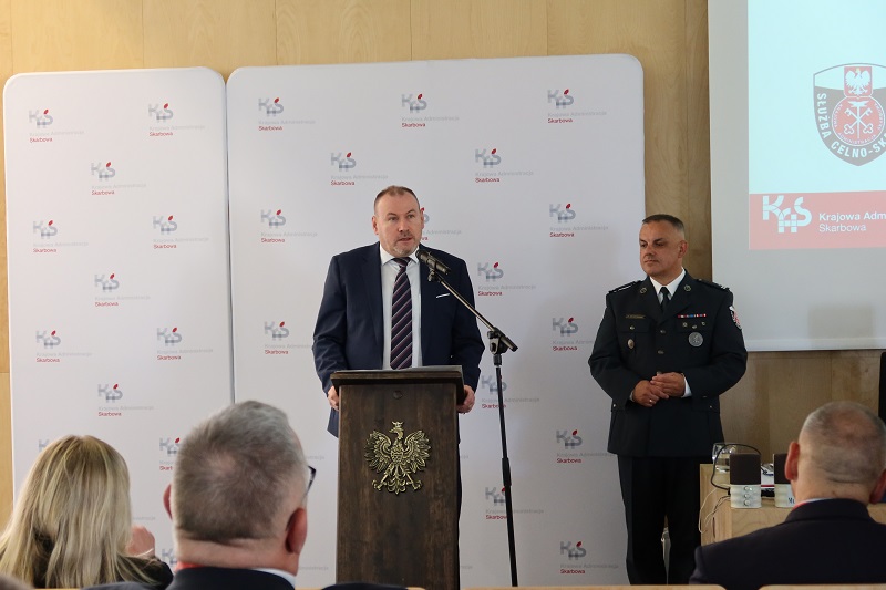 Na zdjęciu przemawiający Minister Pan Zbigniew Stawicki, obok stoi funkcjonariusz służby celno-skarbowej 