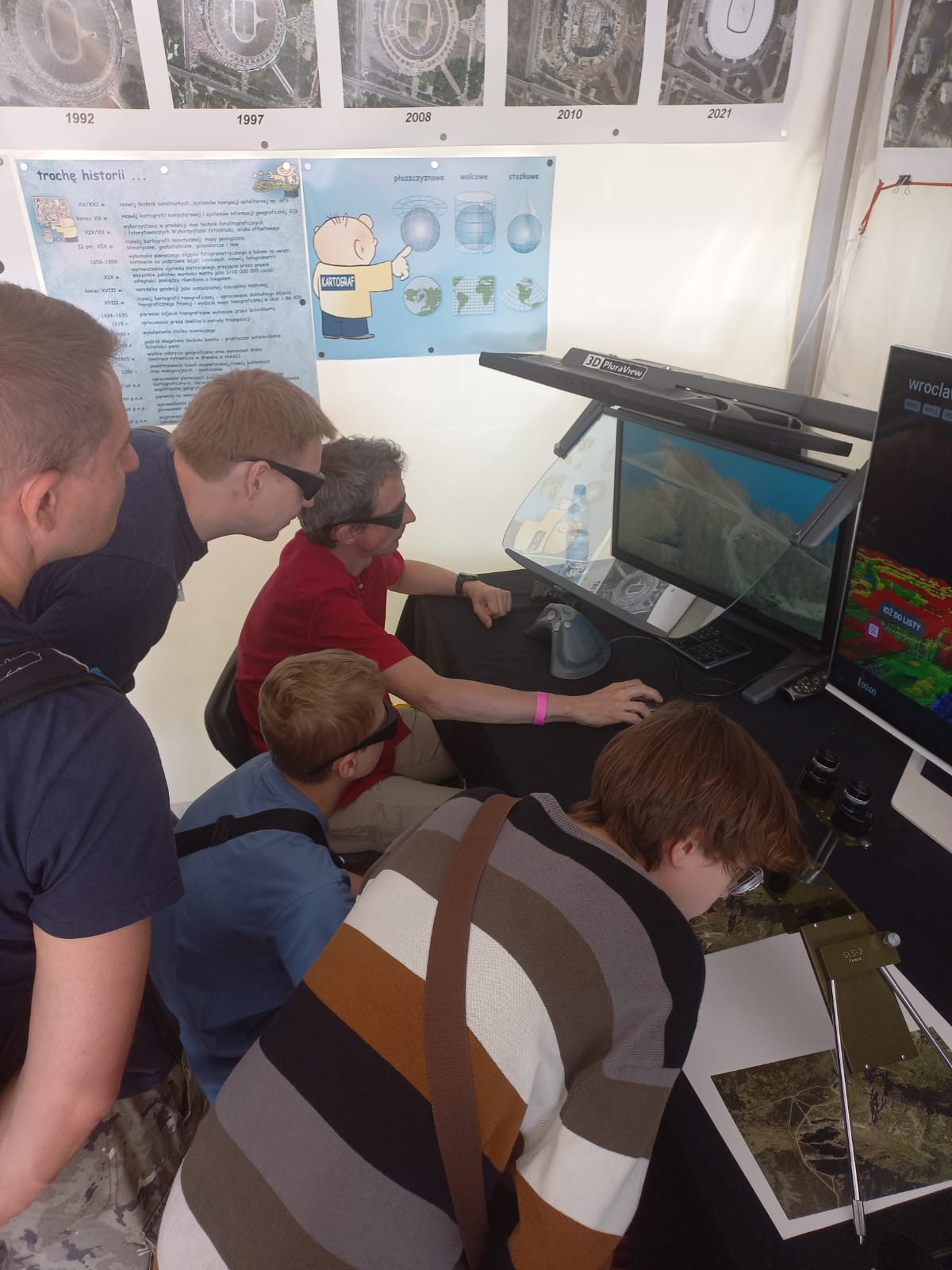 Zdjęcie przedstawia atrakcje stoiska GUGiK podczas 26. Pikniku Naukowego Polskiego Radia i Centrum Nauki Kopernik