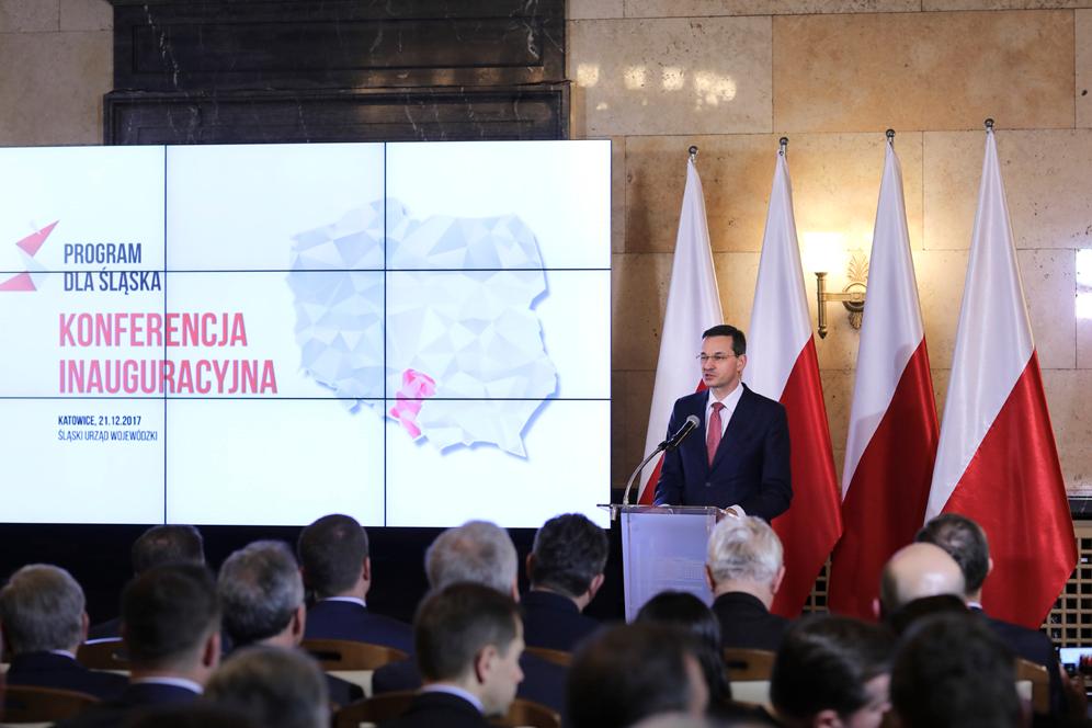Premier Mateusz Morawiecki przemawiający przy mównicy.