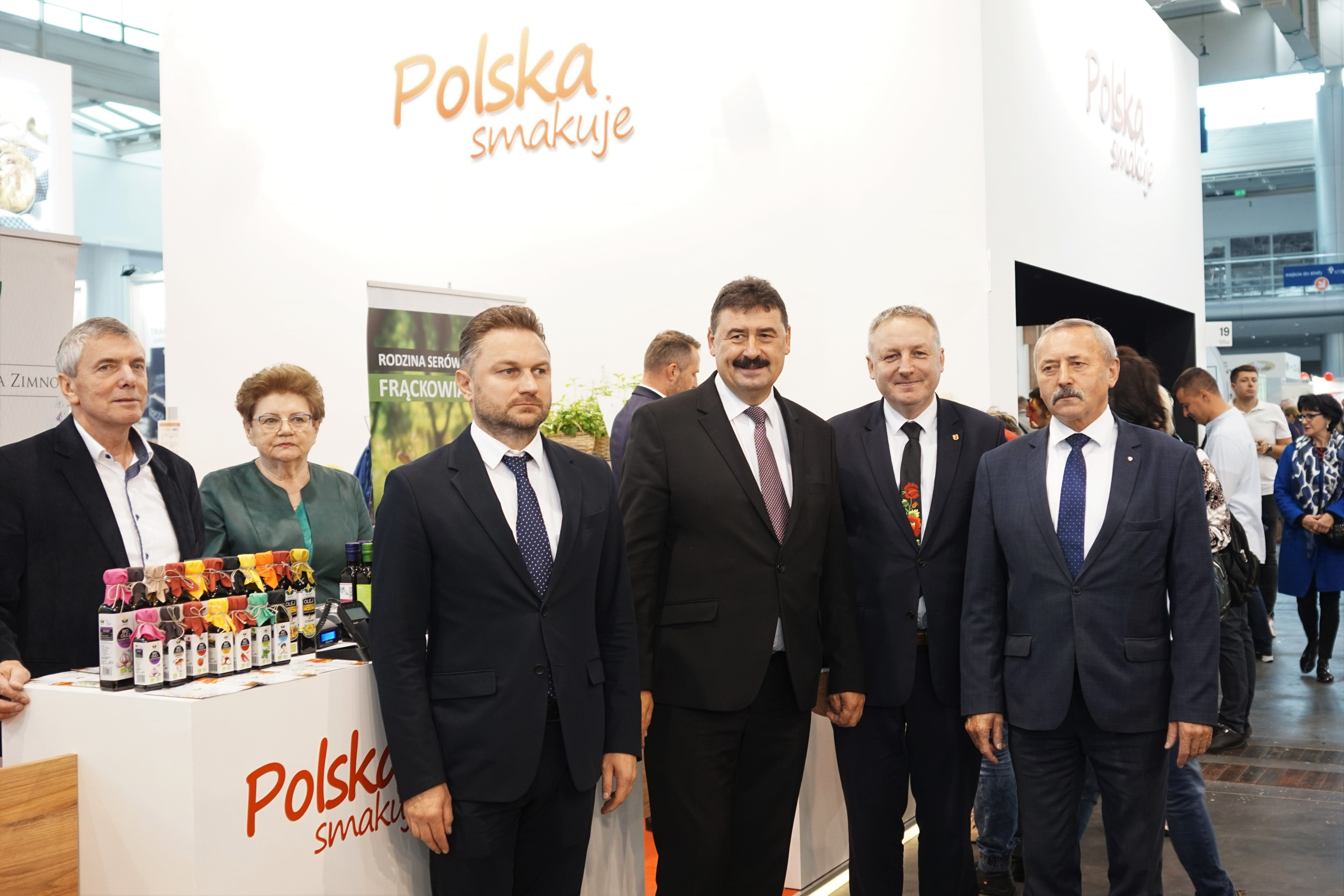 Wystawcy stoiska Polska Smakuje w towarzystwie sekretarza stanu Ryszarda Bartosika 