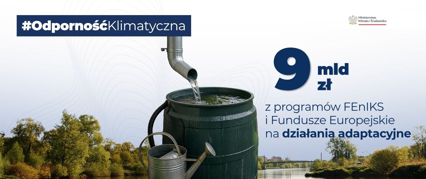 na grafice widoczna jest beczka z deszczówką, która spływa z rynny. Po prawej stronie widnieje napis: 9 mld zł z programu FEnIKS i Fundusze Europejskie na działania adaptacyjne. Na górze grafiki widoczny jest napis #OdpornośćKlimatyczna. 