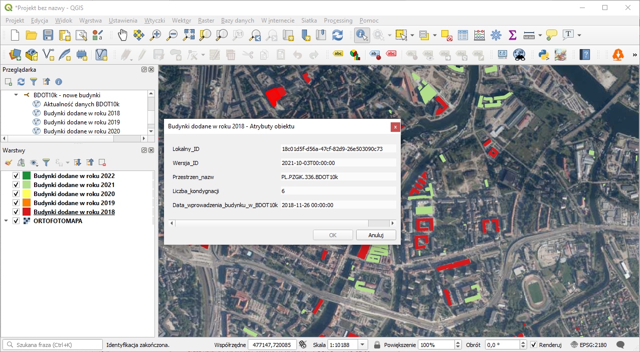 zrzut prezentuje nową usługę przedstawiającą budynki ujawnione w BDOT10k w 2020 i 2022 r. dla fragmentu miasta Chorzów wraz z włączoną warstwą budynków z usługi KIEG