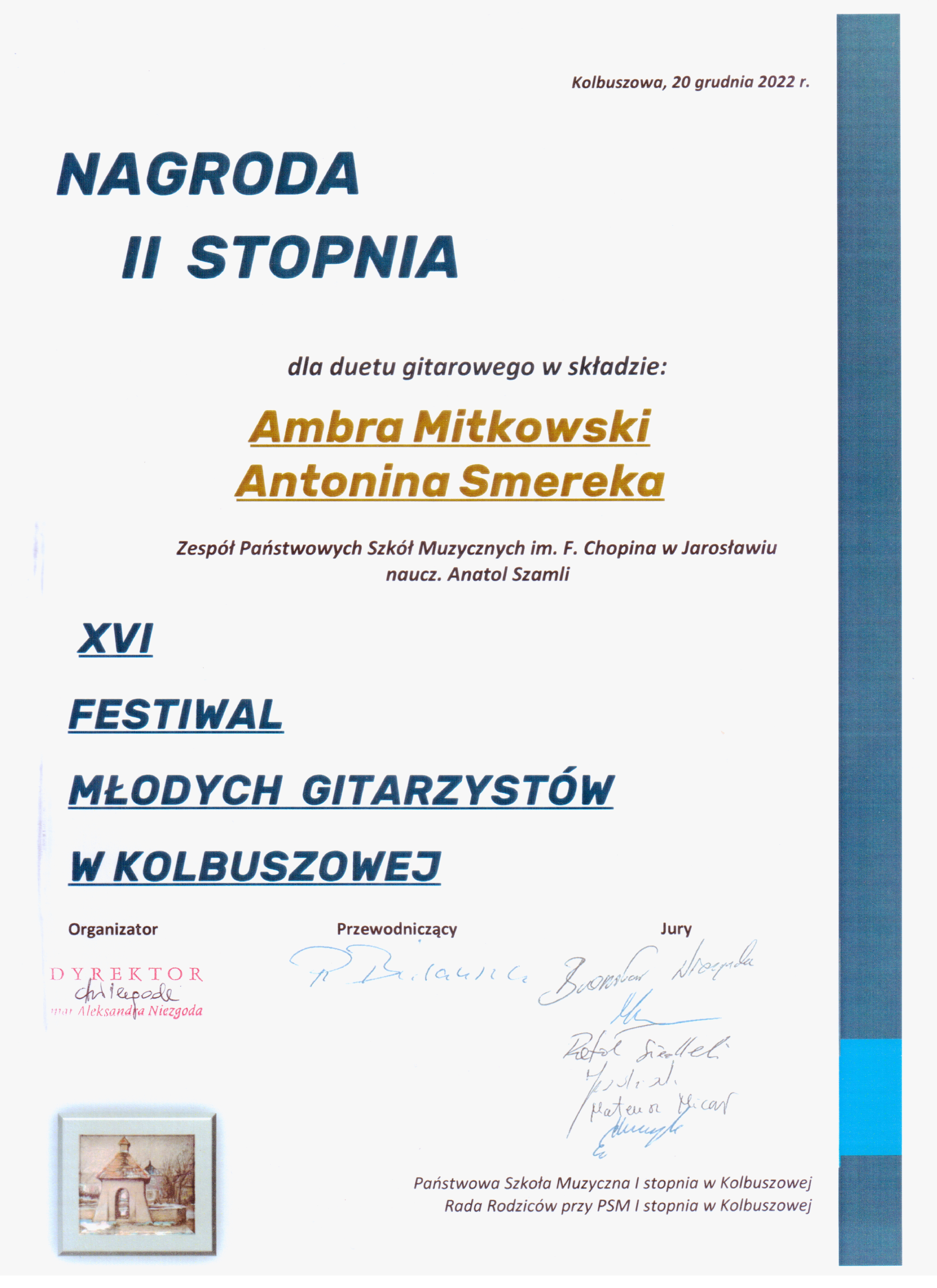 Dyplom na białym tle czarnymi literami napis: Nagroda II stopnia dla duetu gitarowego w składzie Ambra Mitkowski Antonina Smereka XVI Festiwal Młodych Gitarzystów w Kolbuszowej. Poniżej podpisy członków Jury