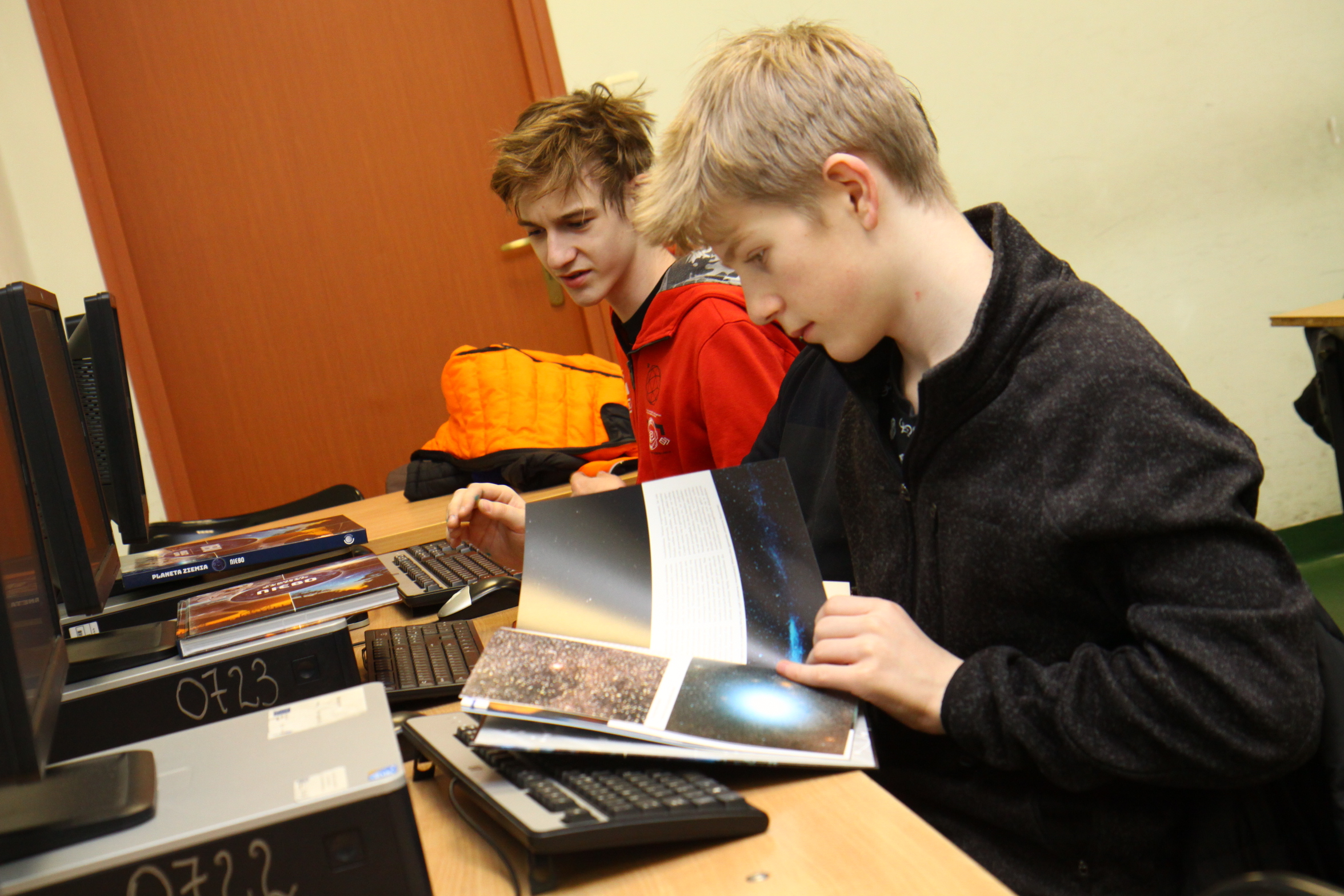 Uczniowie podczas kursu z tworzenia stron www w pracowni.