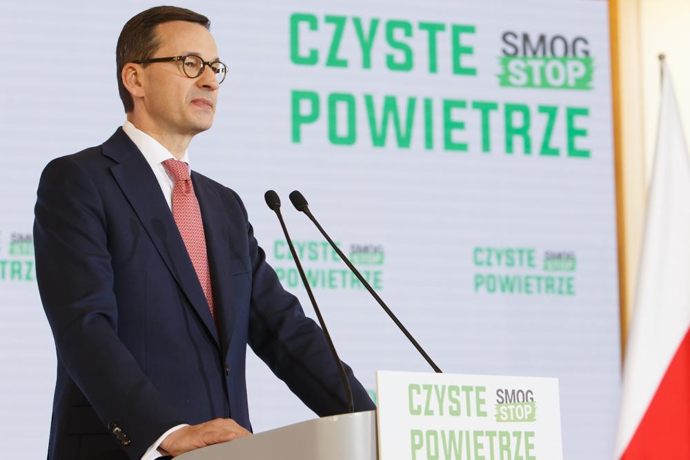 Premier Mateusz Morawiecki przemawia przy mównicy.