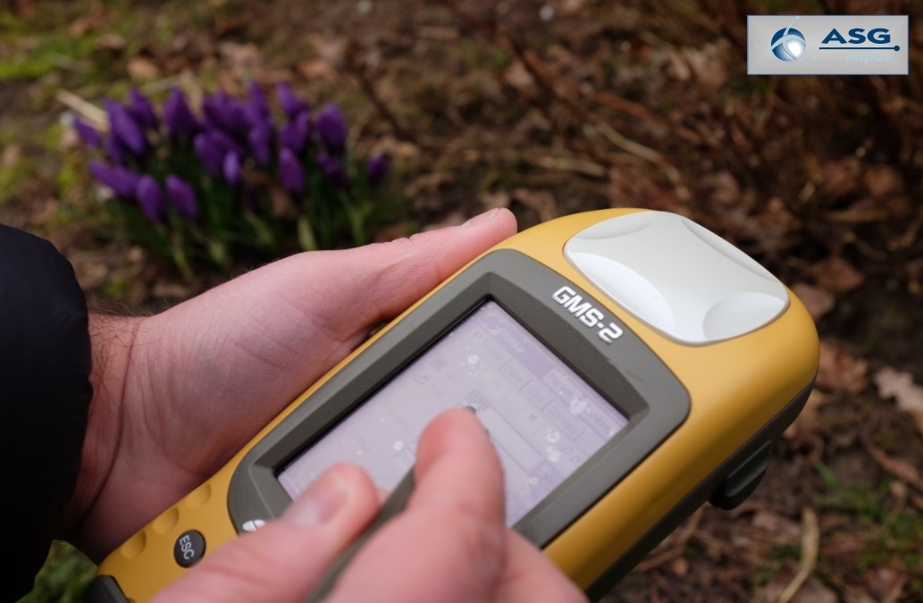 Zdjęcie przedstawiające sprzęt GNSS podczas pomiarów statycznych