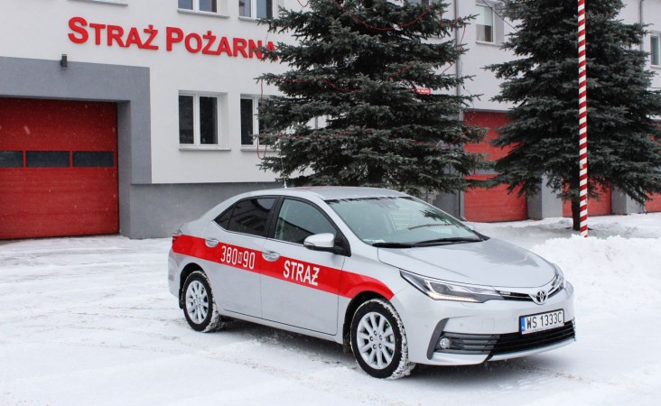 Samochód Lekki Operacyjny Toyota Corolla przed budynkiem KM PSP Siedlce.