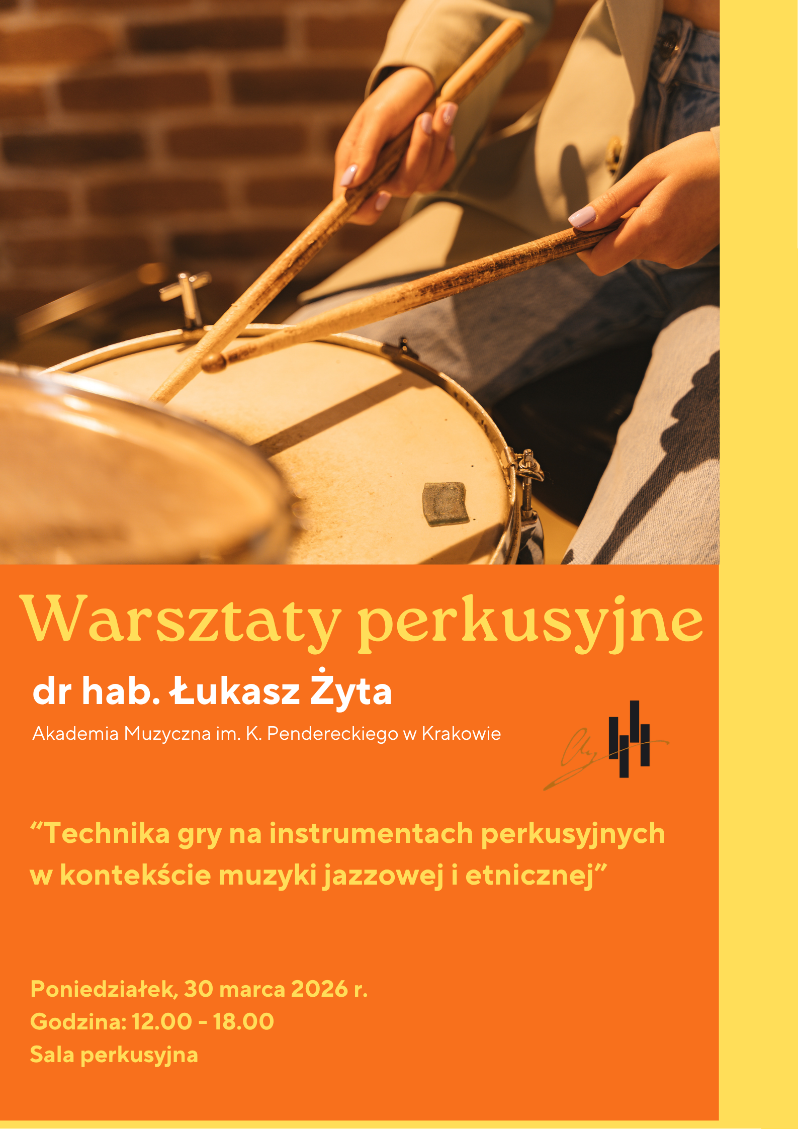 Warsztaty perkusyjne prowadzone przez dr hab. Łukasza Żytę (Akademia Muzyczna im. K. Pendereckiego w Krakowie). Tytuł warsztatów: „Technika gry na instrumentach perkusyjnych w kontekście muzyki jazzowej i etnicznej”. Data i miejsce: Poniedziałek, 30 marca 2026 r., godz. 12.00 – 18.00, sala perkusyjna. Estetyka: Dynamiczny, nowoczesny design. Górna część to zdjęcie perkusisty przy werblu, dolna to intensywny pomarańczowy blok z czytelną typografią. Całość uzupełniają żółte akcenty i grafika bębenka w rogu.