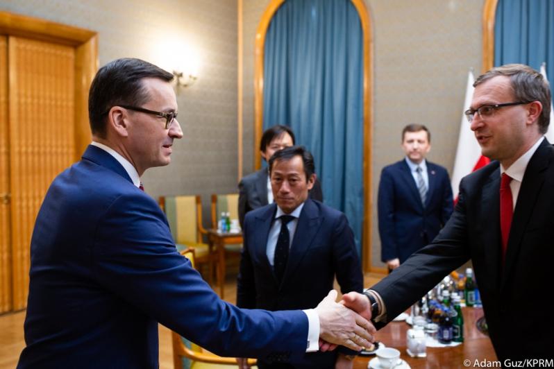 Premier Mateusz Morawiecki wita się z delegacją.